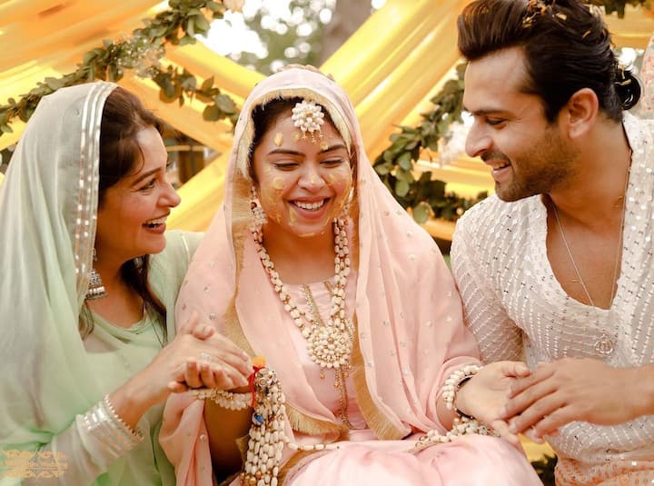 सबा इब्राहिम के भाई शोएब इब्राहिम हैं, जोकि टीवी के जाने-माने एक्टर हैं. हाल ही में उन्होंने अपने बहन की शादी की थी जिसकी तमाम फोटो-वीडियो सोशल मीडिया पर वायरल हुईं.