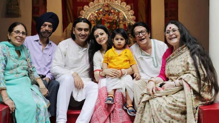 'কবীরকে নিয়ে আমাদের গোটা দিন কেটে যায়। বাড়িতে কেক আসা মানেই ও 'হ্যাপি বার্থ ডে' গান শুরু করে দেয়। মায়ের জন্মদিনের কেকও কাটে একসঙ্গে। সময়ের সঙ্গে সঙ্গে কোয়েলের জন্মদিনের জৌলুস কমেছে বটে, কিন্তু পরিবারের সঙ্গে বিশেষ দিন কাটানোর খুশিটা একইরকম রয়েছে।'