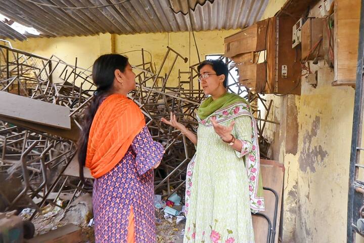 शिक्षा मंत्री ने स्कूलों की जर्जर दीवार , गंदगी, शौचालय के लिए व्यवस्था का अभाव, पानी संकट, जर्जर प्लेग्राउंड  जैसी समस्याओं को लेकर एमसीडी स्कूल कर्मचारियों को हिदायत दी.