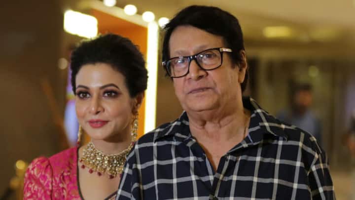 আর মেয়ে? তিনি জানতেনই না, তাঁর বাবার কাজটা ১০টা-৫টার চাকরি নয়, এক্কেবারে অন্যরকম। মেয়ে জানতেনই না, তিনি যখন ছোট্ট, তখন তাঁর বাবা দাপিয়ে বেড়াচ্ছেন রুপোলি পর্দা।
