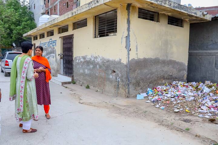 आतिशी ने बीजेपी पर जमकर हमला बोलते हुए कहा कि लोगों की ओर से अपने बच्चों को दिल्ली के सरकारी स्कूलों में इसलिए भेजा जाता है क्योंकि उन्हें  भरोसा होता है कि सरकार की तरफ से उनके बच्चों का ख्याल रखा जाएगा, अच्छे से उन्हें शिक्षा प्रदान की जाएगी.