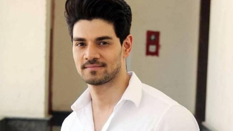 Sooraj Pancholi distributes sweets, says verdict took '10 painful years' Jiah Khan Case Verdict: ১০ বছর পর বেকসুর খালাস! দেদার মিষ্টি বিলি করলেন সুরাজ পাঞ্চোলি