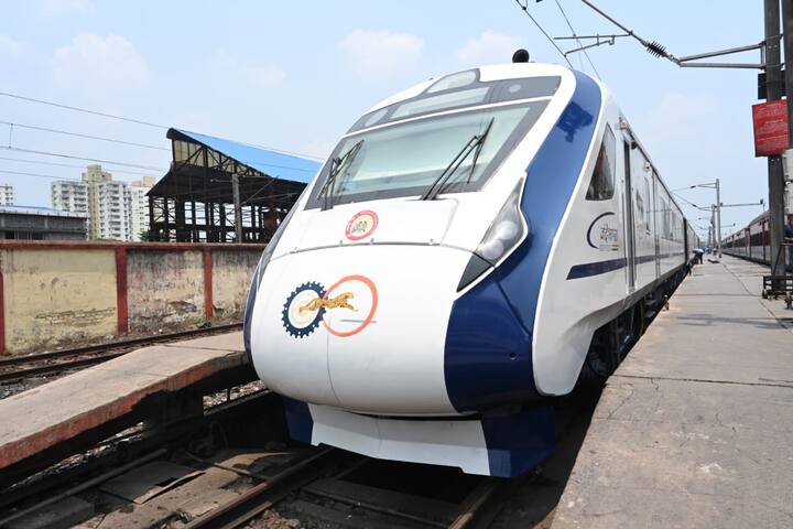 হাওড়া - নিউ জলপাইগুড়ির পর, এবার খুব শিগগির হাওড়া - পুরী রুটে ছুটবে বন্দে ভারত এক্সপ্রেস। আজ সকালে হয়ে গেল তার ট্রায়াল রান।