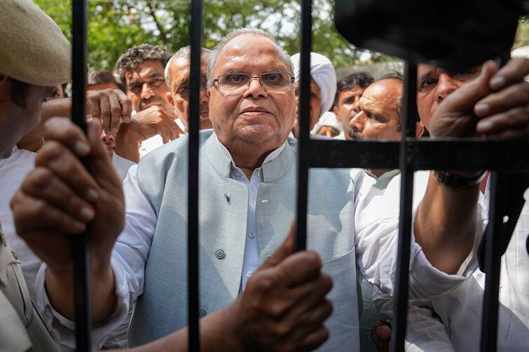 CBI Questions Former J&K Governor Satyapal Malik For 5 Hours In Connection With Alleged Insurance Scam Former J&K Governor Satyapal Malik Questioned For 5 Hours By CBI In J&K Insurance 'Scam'