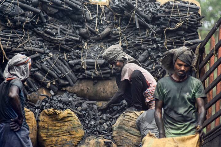 ওয়ার্ল্ড ট্রেড ইউনিয়ন (WTI) এর আবেদনে ২০০৩ সালে ILO কর্মক্ষেত্রে সুরক্ষা এবং স্বাস্থ্যের জন্য- এই দিনটি পালন শুরু করেছিল।