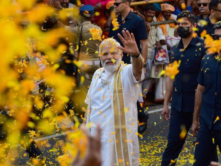 पीएम मोदी केरल के दौरे पर गए. उन्होंने कोच्चि में पैदल मार्च किया, इस दौरान लोगों ने उनपर फूलों की बारिश की. (24 अप्रैल 2023)