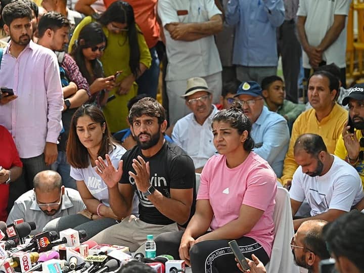 बजरंग पूनिया, विनेश फोगाट और साक्षी मलिक जैसे ओलंपिक और कॉमनवेल्थ गेम्स मेडलिस्ट इस धरने को लीड कर रहे हैं. यह दिग्गज पहलवान WFI अध्यक्ष बृजभूषण शरण सिंह की गिरफ्तारी की मांग कर रहे हैं. जनवरी में इन खिलाड़ियों ने जंतर-मंतर पर धरना देते हुए बृजभूषण के खिलाफ महिला पहलवानों का यौन शोषण करने के आरोप लगाए थे. लेकिन इस मामले में कोई ठोस कार्रवाई नहीं होने के कारण पिछले रविवार को इन्हें फिर से धरने पर बैठना पड़ा.