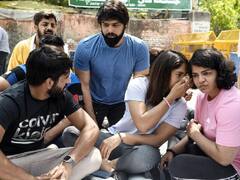 Wrestlers Protest: पहलवानों ने जंतर-मंतर को बनाया अखाड़ा, मच्छरदानी में गुजारी रात; देखें तस्वीरें