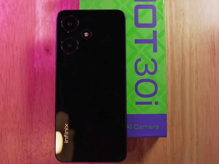 Infinix HOT 30i: इस स्मार्टफोन की कीमत 9,499 रुपये है. मोबाइल फोन में 5000 एमएएच की बैटरी,8GB रैम और 128GB का इंटरनल स्टोरेज ऑप्शन मिलता है. स्मार्टफोन G37 प्रोसेसर और 6.6 इंच की एचडी प्लस डिस्प्ले के साथ आता है.
