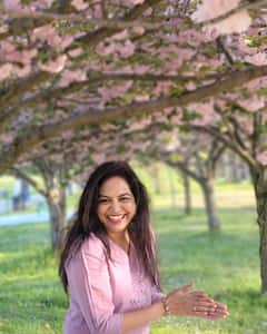 Singer sunitha: పూల వనంలో సింగర్ సునీత- చిరు నవ్వులతో గిలిగింత