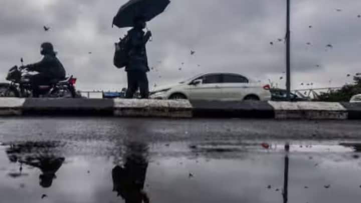 এই শীতল হাওয়ার সঙ্গে পশ্চিমের গরম হওয়ার সংঘর্ষে বজ্রগর্ভ মেঘ তৈরি হয়ে দুর্যোগপূর্ণ আবহাওয়া হতে পারে। তাই বৃষ্টির কারণে রাজ্যে তাপমাত্রা আরও কিছুটা কম হতে পারে ।