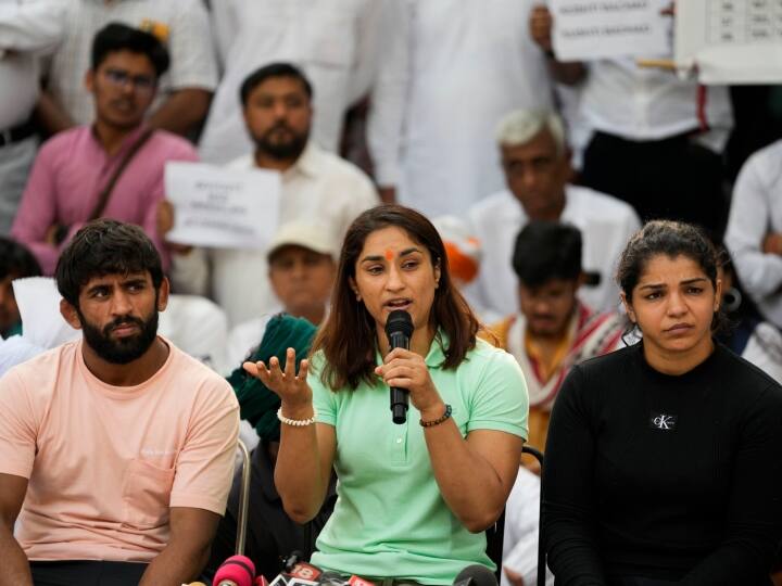 Wrestlers protest jantan mantar delhi reaction on fir against wfi chief brij bhushan sharan singh Wrestlers Protest: 'FIR से हमें क्या मिलेगा?' बृजभूषण सिंह के खिलाफ केस दर्ज होने के बाद बोले पहलवान, कहा- अभी तो लड़ाई शुरू हुई है