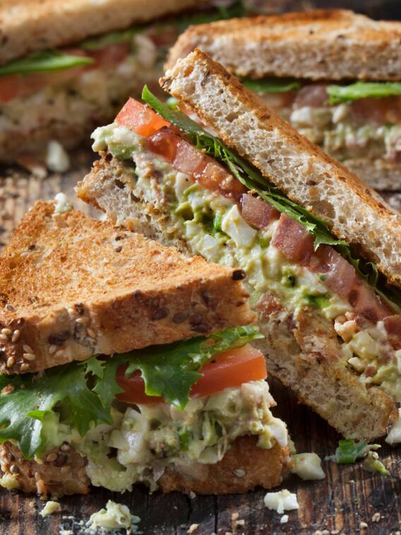 पेट की चर्बी करनी है कम, तो नाश्ते में खाना शुरू कर दें एवोकाडो सैंडविच