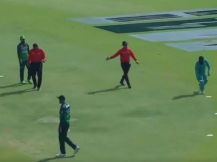 PAK vs NZ on field umpires Aleem Dar and Rashid Riaz asked the Ground staff to change the dimensions of the 30 yard circle Watch Video PAK vs NZ: न्यूजीलैंड के खिलाफ मैच के दौरान पाकिस्तान की हुई किरकिरी, अंपायर को सही कराना पड़ा 30 यार्ड का सर्कल