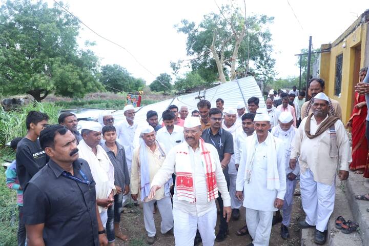 दोन दिवसांपासून पाऊस पडतो आहे, त्याअनुषंगाने आरोग्य विभागाने देखील दक्ष राहून नागरिकांच्या आरोग्याच्या दृष्टीने उपाययोजना कराव्यात अशा सूचना मंत्री अब्दुल सत्तार यांनी दिल्या.