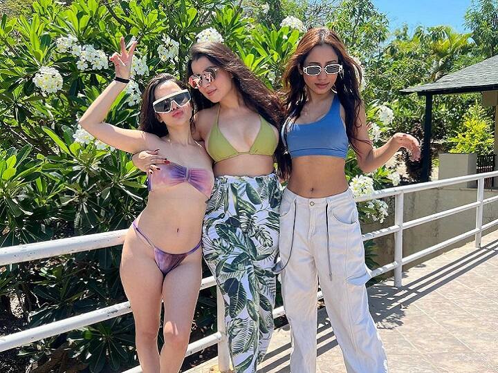 इसके अलावा उर्फी टीवी शो व रियलिटी शो आदि से भी कमाई करती हैं. ऐसा अनुमान है कि इन तरीकों से वे हर महीने करीब 2 करोड़ रुपये कमाती हैं. इस तरह से उनकी डेली इनकम 6.50 लाख रुपये से ज्यादा बैठती है. अभी उनकी नेटवर्थ करीब 172 करोड़ रुपये बताई जाती है.