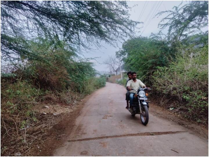उदयपुर में बारिश के कारण दिन के तापमान में चार डिग्री जबकि रात के तापमान में पौन दो डिग्री सेल्सियस की गिरावट दर्ज की गई है.