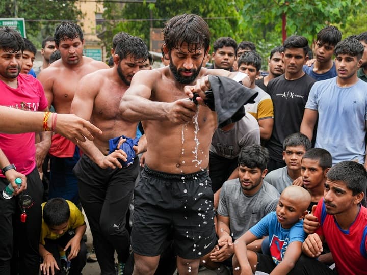 एक अन्य तस्वीर में ओलंपिक पदक विजेता बजरंग पूनिया व अन्य पहलवान अपने कपड़े धोते हुए भी दिखाई दिए हैं.