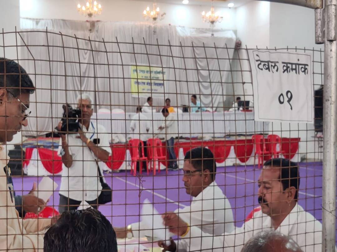 Market Committee Election : छत्रपती संभाजीनगरमधील बाजार समितीच्या मतमोजणीला सुरुवात; पाहा कुठे काय परिस्थिती Maharashtra News Market Committee Election Counting of market committee votes in Chhatrapati Sambhaji Nagar has started Market Committee Election : छत्रपती संभाजीनगरमधील बाजार समितीच्या मतमोजणीला सुरुवात; पाहा कुठे काय परिस्थिती