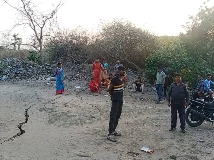 Mining Accident in Dhanbad a cave in during illegal coal mining 3 people buried 5 houses damaged ANN Coal Mine Accident: धनबाद में अवैध कोयला उत्खनन के दौरान धंसी चाल, 3 लोग दबे, 5 घर क्षतिग्रस्त