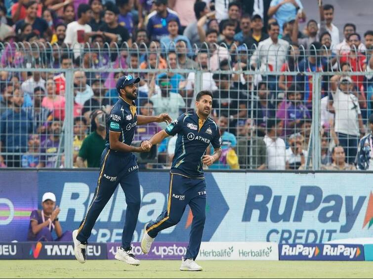 Mohit Sharma Catch Viral Video Dismiss Shardul Thakur IPL 2023 KKR vs GT Match Indian Premier League Kolkata Knight Riders Gujarat Titans Mohit Sharma Takes Superb Catch Running Backwards To Dismiss Shardul Thakur In IPL 2023 KKR vs GT Match