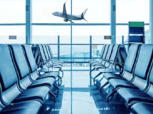 ਇਸ ਟੂਰ ਵਿੱਚ ਤੁਹਾਨੂੰ ਫਲਾਈਟ ਰਾਹੀਂ ਆਉਣ-ਜਾਣ ਦੀ ਸਹੂਲਤ ਮਿਲੇਗੀ। ਤੁਸੀਂ ਦਿੱਲੀ ਤੋਂ ਲੇਹ ਲਈ ਉਡਾਣ ਭਰੋਗੇ ਅਤੇ ਫਿਰ ਵਾਪਸ ਦਿੱਲੀ ਜਾਓਗੇ।