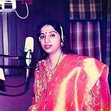 1987-ல் வெளியான 'நீதிக்கு தண்டனை' படத்தில் 'சின்னஞ்சிறு கிளியே கண்ணம்மா' பாடல் ஸ்வர்ணலதாவின் முதல் பாடலாக அமைந்தது.