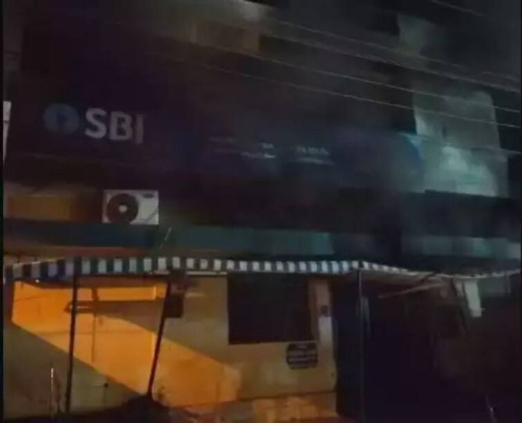 A fire broke out at State Bank in the middle of the night... ஜெயங்கொண்டம்: ஸ்டேட் வங்கியில் பயங்கர தீ விபத்து: நள்ளிரவில் பரபரப்பு...