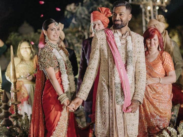 हार्दिक पांड्या ने हिंदू रिती रिवाज के साथ इस साल शादी की. इस दौरान हार्दिक ने अपनी ऑफ-व्हाइट जामदानी शेरवानी पहनी थी, जिसमें हाथ से कढ़ाई की गई थी.