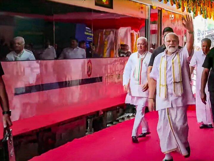 पीएम मोदी ने केरल को पहली वंदे भारत एक्सप्रेस की सौगात दी. तिरुवनंतपुरम सेंट्रल रेलवे स्टेशन से कासरगोड़ के लिए रवाना किया. (25 अप्रैल 2023)