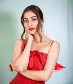 Raai Laxmi: రెడ్ రోజ్ తో రత్తాలు అందాల పోటీ