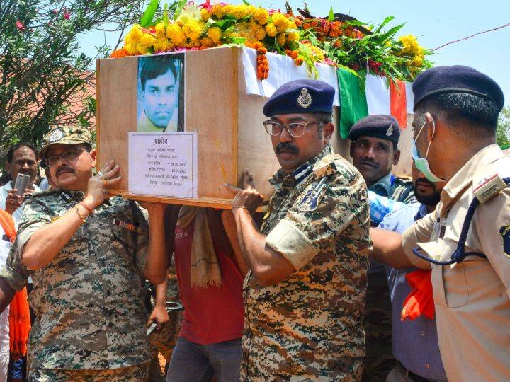 दंतेवाड़ा में नक्सली हमले के पीड़ितों को श्रद्धांजलि दी गई. IED ब्लास्ट में 10 जवान शहीद हुए थे. (27 अप्रैल 2023)