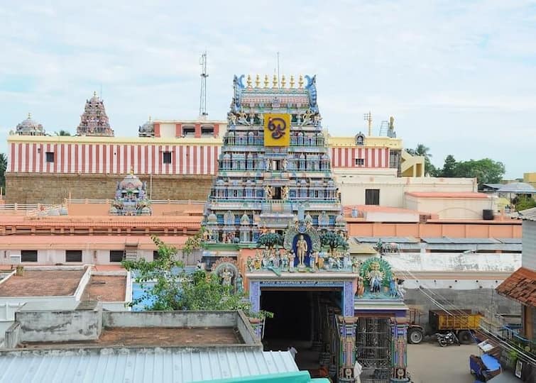 Swamimalai Murugan Temple is visited by foreigners in kumbakonam TNN Swamimalai temple: வெளிநாட்டினர் தேடிவந்து வழிபடும் சுவாமிமலை முருகன் கோயில்