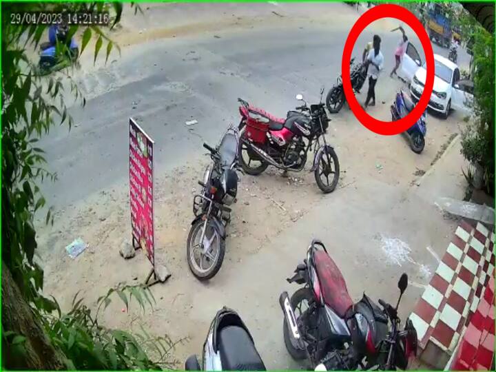 chengalpattu CCTV footage of the murder incident in thirukalukundram of murder Crime: பட்டப்பகல்... நடுரோடு.. வாலிபர் சரமாரியாக வெட்டிக்கொலை...! திருக்கழுக்குன்றத்தில் நடந்தது என்ன?