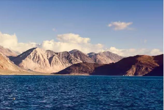 ਇਸ ਪੈਕੇਜ ਦੀ ਖਾਸ ਗੱਲ ਇਹ ਹੈ ਕਿ ਇਸ ਵਿੱਚ ਤੁਸੀਂ ਬਹੁਤ ਘੱਟ ਪੈਸੇ ਵਿੱਚ ਲੇਹ ਲੱਦਾਖ ਦੀ ਯਾਤਰਾ ਕਰ ਸਕਦੇ ਹੋ। ਇਸ ਟੂਰ ਵਿੱਚ ਤੁਹਾਨੂੰ ਲੇਹ, ਨੁਬਰਾ ਵੈਲੀ, ਟਰਤੁਕ ਪੈਂਗੋਂਗ ਝੀਲ ਦੇਖਣ ਦਾ ਮੌਕਾ ਮਿਲੇਗਾ।