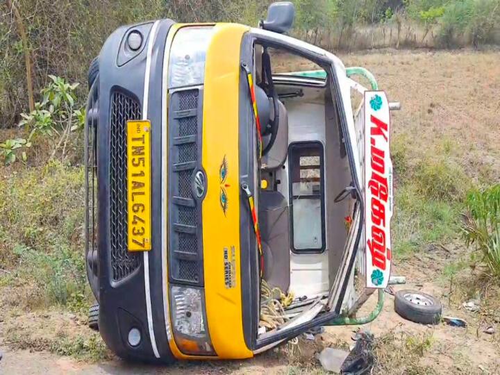 Tata AC vehicle overturns near Nagai; 16 people who went to the funeral were seriously injured TNN நாகை அருகே  டாடா ஏசி வாகனம் கவிழ்ந்து விபத்து;  துக்க நிகழ்ச்சிக்கு சென்ற 16 பேர் படுகாயம்