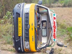 நாகை அருகே டாடா ஏசி வாகனம் கவிழ்ந்து விபத்து; துக்க நிகழ்ச்சிக்கு சென்ற 16 பேர் படுகாயம்