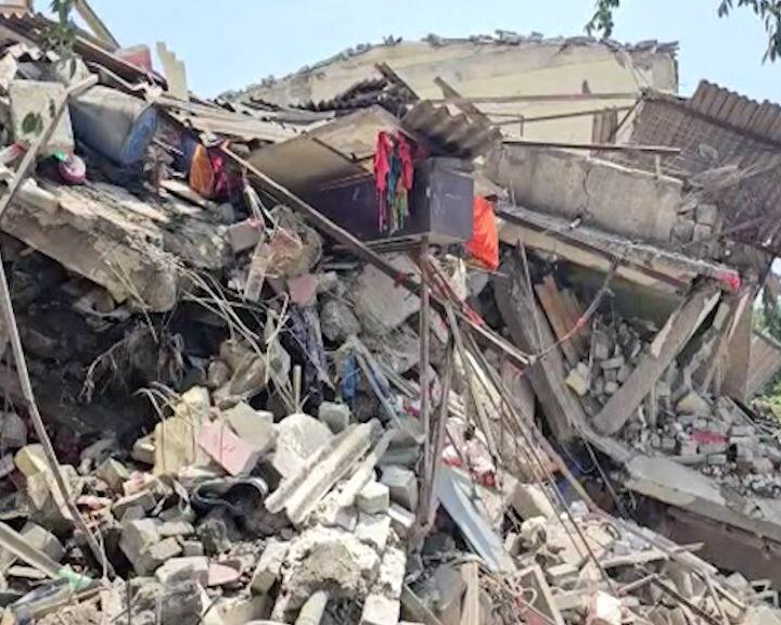 Bhiwandi Building Collaps Building falls in the bhiwandi 50 to 60 people are found in the incident detail marathi news Bhiwandi Building Collaps: भिवंडीतील वळपाडा परिसरात तीन मजली इमारत कोसळली, 50 ते 60 जण ढिगाऱ्याखाली अडकल्याची माहिती,  एकाचा मृत्यू