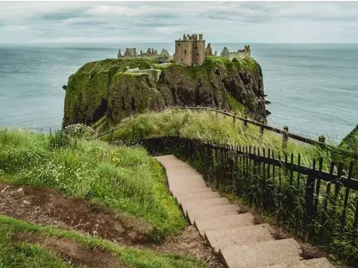 ਆਇਰਲੈਂਡ ਦੁਨੀਆ ਦੇ ਸਭ ਤੋਂ ਅਮੀਰ ਦੇਸ਼ਾਂ ਦੀ ਸੂਚੀ ਵਿੱਚ ਸਿਖਰ 'ਤੇ ਹੈ। ਇਸ ਦੇਸ਼ ਦੀ ਜੀਡੀਪੀ ਅਤੇ ਪ੍ਰਤੀ ਵਿਅਕਤੀ ਖਰੀਦ ਸ਼ਕਤੀ $145,196 ਹੈ।