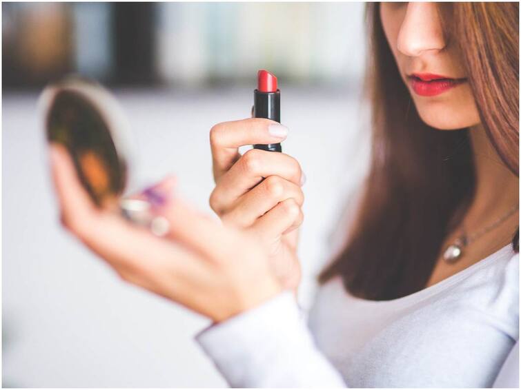 Are your lips turning black due to wearing lipstick, Try These Ways To Prevent It Lipstick: లిప్ స్టిక్ వల్ల పెదాలు నల్లగా మారిపోతున్నాయా? ఇలా చేస్తే ఆ సమస్యే ఉండదు