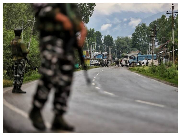 J&K: Two Pak Intruders Apprehended Along LoC In Poonch J&K: Two Pak Intruders Apprehended Along LoC In Poonch