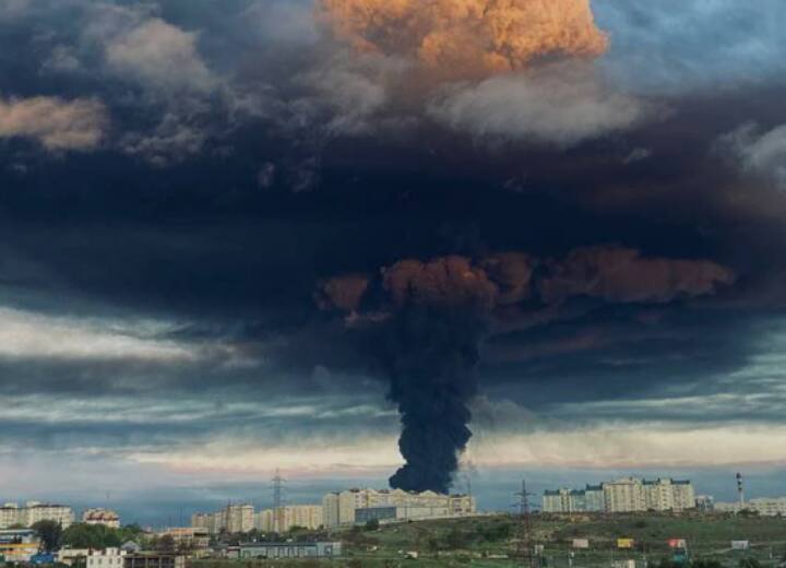 Huge fire at Russia-annexed Crimea fuel depot after drone strike Watch: यूक्रेन ने रूस पर किया ड्रोन अटैक, हमले में तबाह हो गया क्रीमिया का ईंधन डिपो