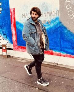 Malaika-Arjun Pics: बर्लिन के सैर-सपाटे पर निकले अर्जुन कपूर-मलाइका अरोड़ा, कपल की कोजी तस्वीरें छू लेंगी दिल