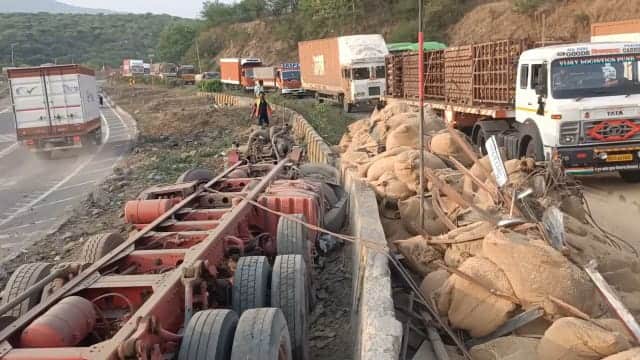 Dharmapuri Overturned lorry near Toppur pass - chain of accidents causing traffic jam TNN தொப்பூர் கணவாய் அருகே உருக்குலைந்த லாரி - சங்கிலி தொடர் விபத்துக்களால் போக்குவரத்து தேக்கம்