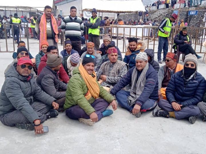 Kedarnath Yatra 2023 priests protest in Kedarnath against heli services, Heli companies and UCADA ANN Kedarnath Yatra 2023: हेली सेवाओं के खिलाफ केदारनाथ में धरने पर बैठे तीर्थ पुरोहित, कंपनियों पर लगाया बड़ा आरोप