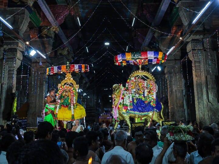 மதுரை சித்திரை திருவிழா: சுந்தரேஸ்வரர் தங்க ரிஷப வாகனத்திலும், அம்மன் வெள்ளி ரிஷப வாகனத்திலும் எழுந்தருளி வீதி உலா