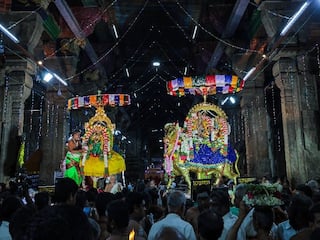 மதுரை சித்திரை திருவிழா: சுந்தரேஸ்வரர் தங்க ரிஷப வாகனத்திலும், அம்மன் வெள்ளி ரிஷப வாகனத்திலும் எழுந்தருளி வீதி உலா