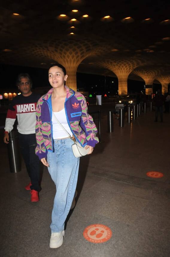 Met Gala 2023 के लिए रवाना हुई Alia Bhatt, बैगी फिट डेनिम के साथ कलरफुल जैकेट में लगीं स्टनिंग