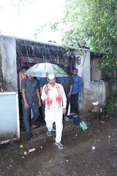 Photo : भर पावसात छत्री घेऊन कृषीमंत्री अब्दुल सत्तार नुकसानीच्या पाहणीसाठी बांधावर