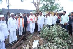 Photo : भर पावसात छत्री घेऊन कृषीमंत्री अब्दुल सत्तार नुकसानीच्या पाहणीसाठी बांधावर